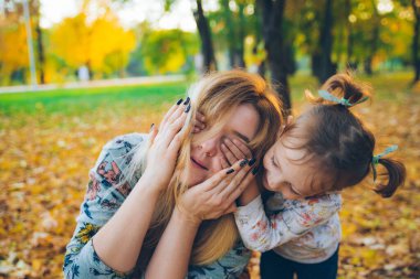 Tahmin et bakalım, kim anne sonbahar parkında gözlerini kapar?
