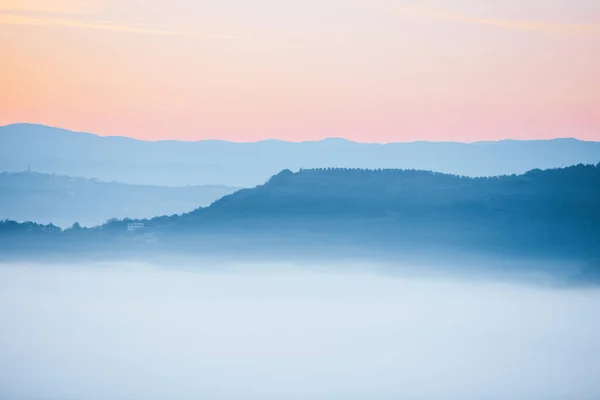 Blick Auf Den Sonnenaufgang Über Den Bergen Nebel Und Wolken — Stockfoto