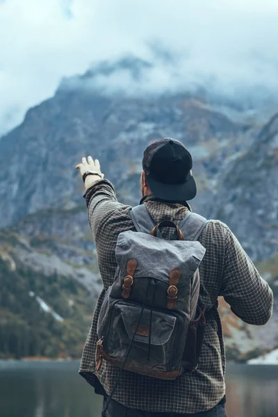 Homme avec sac à dos au lac en montagne concept de randonnée — Photo