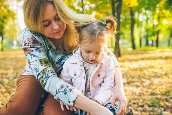 Mather with little toddle daughter playing in autumn city public park — Stock Photo, Image