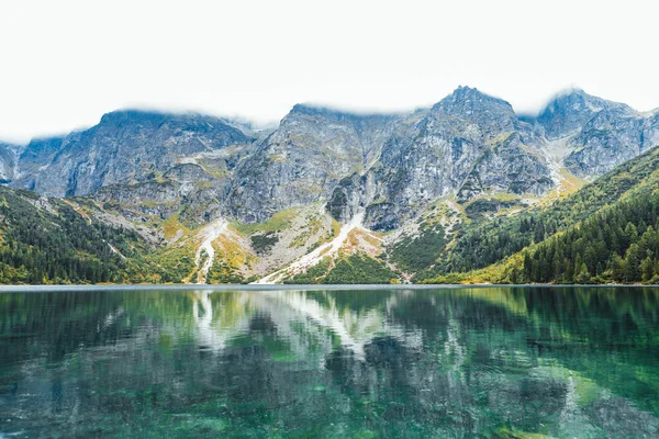 Краєвид на осіннє озеро в горах національний парк Татра — стокове фото