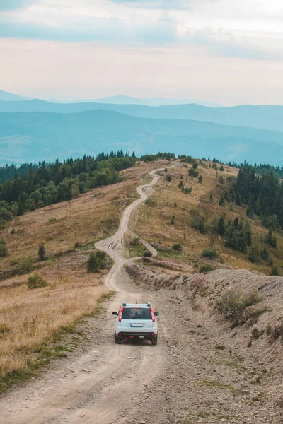 Terénní auto cestování v horách vrchol podzimní sezóny — Stock fotografie
