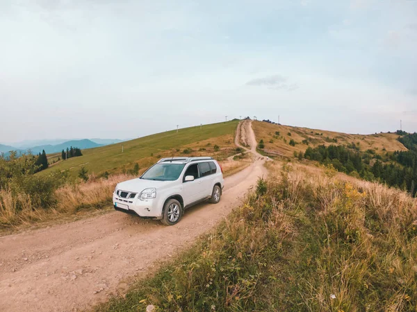 Todoterreno Viaje Coche Por Las Montañas Pico Otoño Temporada Viaje — Foto de Stock