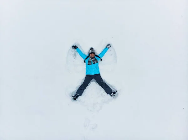 Vista Aérea Mulher Fazendo Neve Anjo Inverno Temporada — Fotografia de Stock