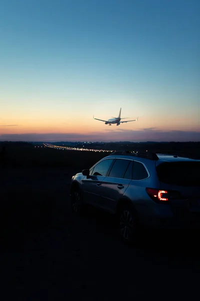 Θέα Του Αυτοκινήτου Πίσω Φώτα Προσγείωση Αεροπλάνο Στο Παρασκήνιο Αντίγραφο — Φωτογραφία Αρχείου