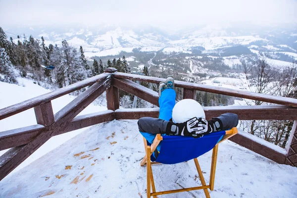 Vrouw Ski Outfit Zitten Stoel Kijken Panoramisch Uitzicht Vanaf Piek — Stockfoto