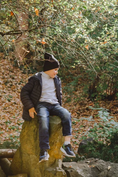 Tout Petit Garçon Assis Sur Rocher Parc Ville Automne Posant — Photo