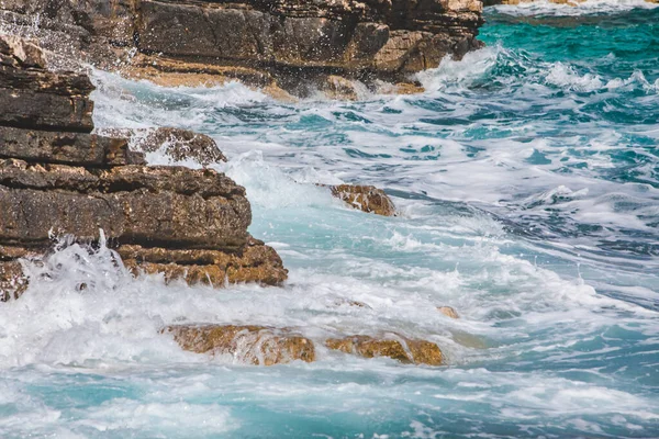 Vista Olas Rocosas Junto Mar Con Espuma Blanca Espacio Copia — Foto de Stock