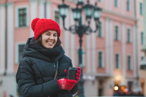 Jovem Mulher Deslumbrante Chapéu Inverno Vermelho Bebendo Café Livre — Fotografia de Stock