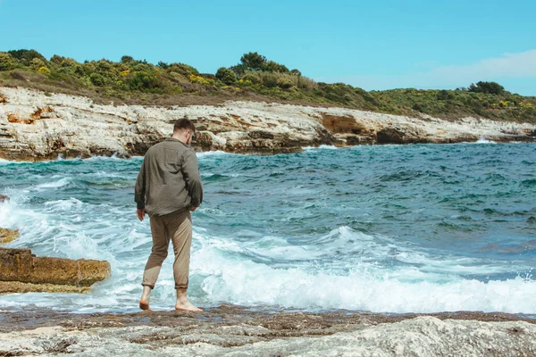 Rüzgarlı Yaz Tatilinde Rocky Beach Yürüyen Bir Adam Deniz Manzarasının — Stok fotoğraf