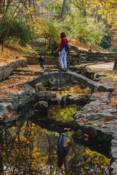 Mère Avec Petit Enfant Reposant Dans Parc Public Ville Automne — Photo