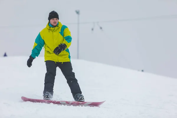 Άνθρωπος Snowboarding Κάτω Από Λόφο Χειμερινό Άθλημα — Φωτογραφία Αρχείου