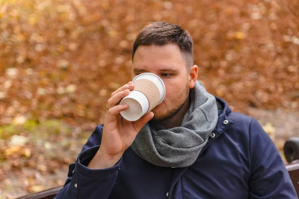 Man Die Buiten Koffie Drinkt Herfst Seizoen Stadspark — Stockfoto