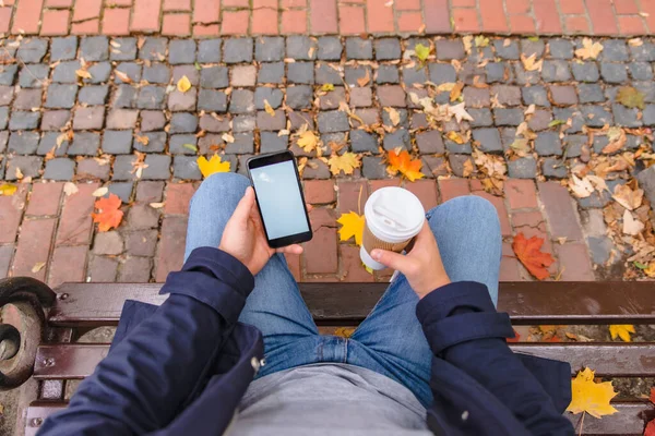 Человека Лицом Сидящего Скамейке Городском Парке Пьющего Кофе Телефону — стоковое фото