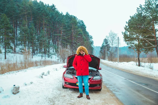 Man Standing Broken Car Roadside Snowed Winter Weather Copy Space — Stock Photo, Image