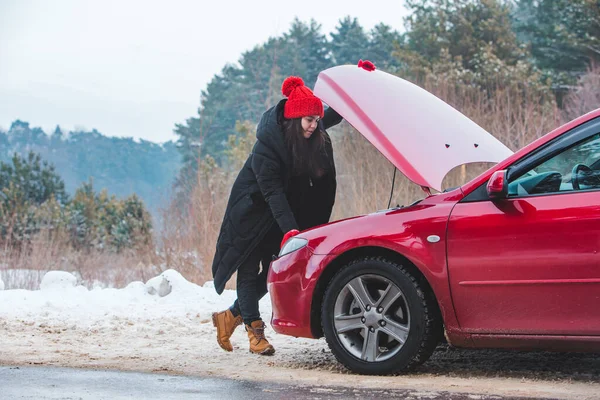 Mulher Olhando Motor Quebrado Carro Inverno Estrada Lado Cópia Espaço — Fotografia de Stock