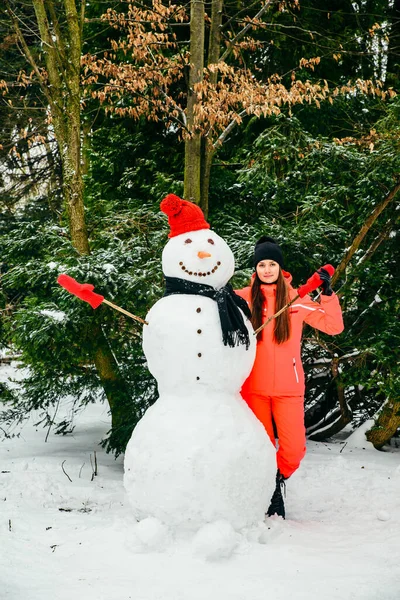 Donna Posa Con Pupazzo Neve Cappello Rosso Guanti Tempo Libero — Foto Stock