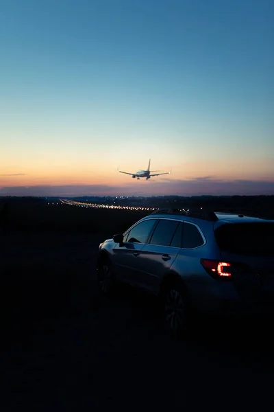 Θέα Του Αυτοκινήτου Πίσω Φώτα Προσγείωση Αεροπλάνο Στο Παρασκήνιο Αντίγραφο — Φωτογραφία Αρχείου