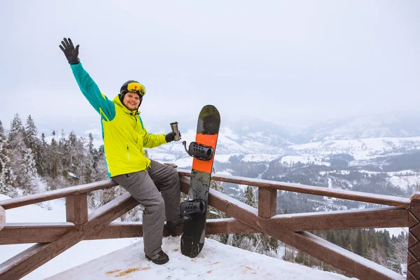 Uomo Con Snowboard Sulla Parte Superiore Bere Dalla Tazza Ricaricabile — Foto Stock