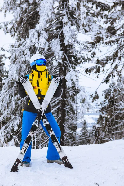Hembra Traje Esquí Colores Brillantes Árboles Nevados Fondo Vacaciones Invierno — Foto de Stock