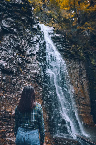 Vrouw Casual Kleding Kijken Naar Waterval Kopiëren Ruimte — Stockfoto