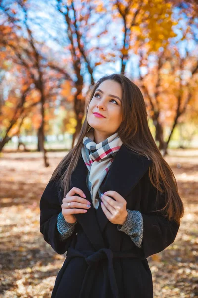 Portrait Pretty Woman Autumn Fashion Public City Park — Stock Photo, Image