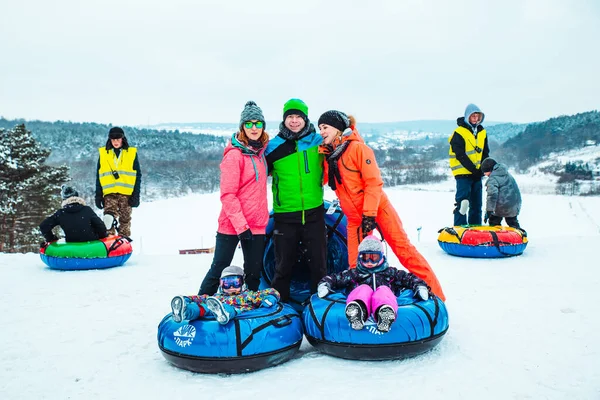 Lviv Ukraine Januar 2019 Familienausflug Durch Verschneiten Hügel Mit Schneeschlauch — Stockfoto