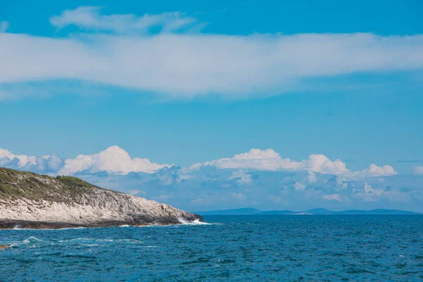 Kayalık Uçurumlu Güzel Bir Deniz Körfezi Yaz Tatili — Stok fotoğraf