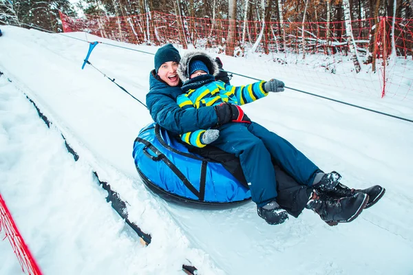 Vader Met Zoon Sneeuw Buis Trek Omhoog Naar Hill Wintertijd — Stockfoto