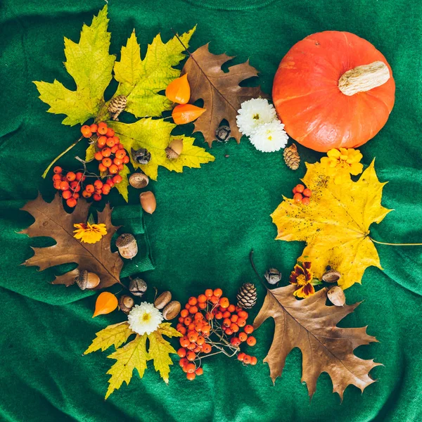 Green Sweater Autumn Yellow Leaves Orange Pumpkin Greeting Card Copy — Stock Photo, Image