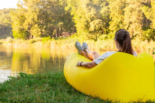 Donna Sdraiata Rilassante Sul Divano Aria Sulla Spiaggia Del Lago — Foto Stock