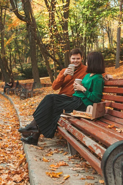Young Pretty Couple Sitting Park Bench Drinking Coffee Eating Pizza — Stock Photo, Image