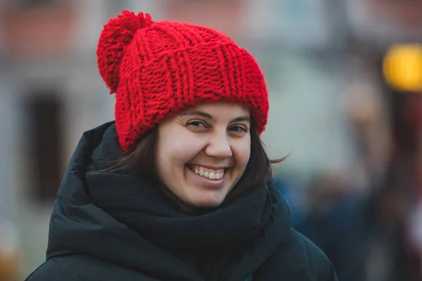 Портрет Молодой Улыбающейся Женщины Зимнем Наряде Красной Шляпе Открытом Воздухе — стоковое фото