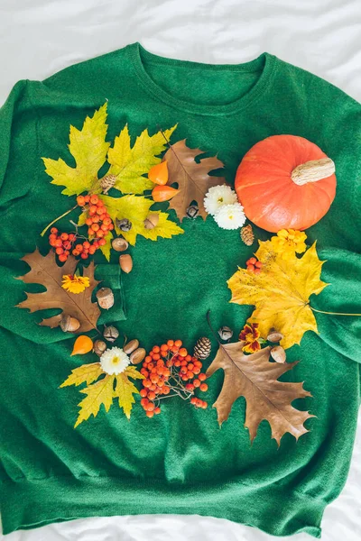 Grüner Pullover Mit Herbstgelben Blättern Und Orangefarbenem Kürbis Grußkarte Kopierraum — Stockfoto