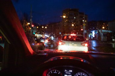 Şehir gece trafiği yağmurlu hava aracı sürücüsü