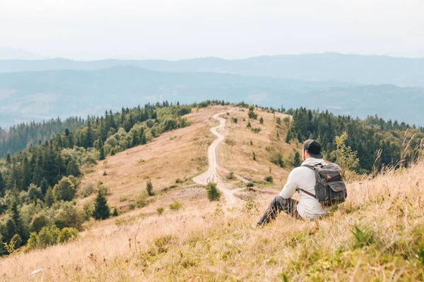 Homem Com Mochila Caminhadas Por Montanhas Outono Copiar Espaço — Fotografia de Stock