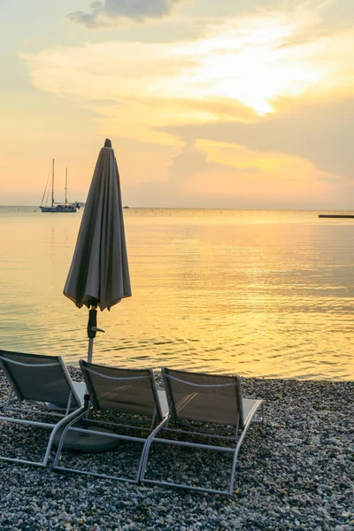 Blick Auf Den Strand Mit Liegestühlen Und Sonnenschirmen Kopierraum — Stockfoto