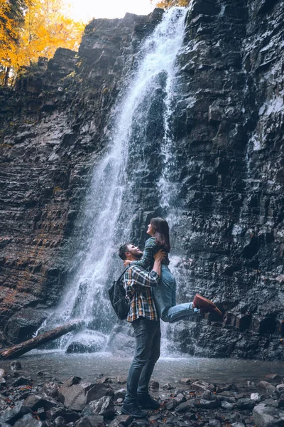 Paar Voorkant Van Waterval Herfst Seizoen Kopiëren Ruimte — Stockfoto