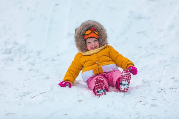 Klein Kind Slee Glijden Door Winter Besneeuwde Heuvel — Stockfoto