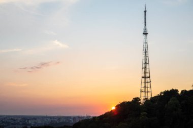 Şehrin fotokopi alanı üzerinde gün batımının görüntüsü