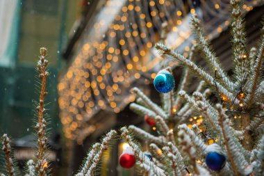 Açık havada süslenmiş Noel ağacı karla kaplı fotokopi alanı ile kaplıdır.