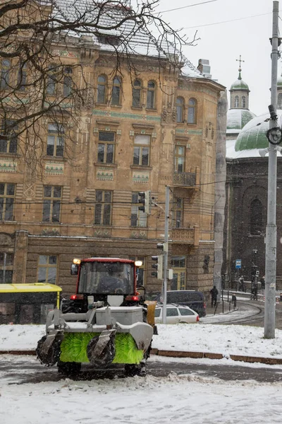 Чисте Місто Снігу Прибиральною Машиною Трактор Міська Сцена — стокове фото