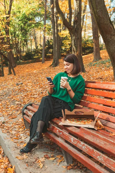 Young Pretty Stylish Woman Sitting Autumn Park Drinking Coffee Surfing — Stock Photo, Image