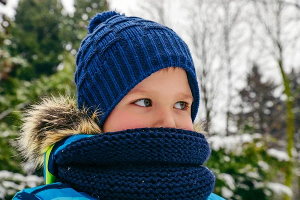 Lindo Pequeño Niño Retrato Sombrero Bufanda Tiempo Invierno —  Fotos de Stock