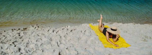 Mujer Acostada Sobre Manta Amarilla Tomando Sol Playa Arena Concepto — Foto de Stock