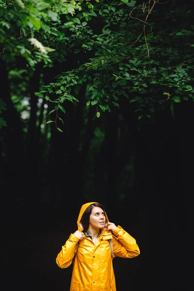 Femme Imperméable Jaune Marchant Dans Forêt Pluvieuse Vue Arrière Espace — Photo