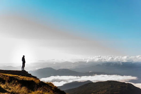 Άνθρωπος Στέκεται Στην Άκρη Του Γκρεμού Κοιτάζοντας Βουνά Σύννεφα Κάτω — Φωτογραφία Αρχείου