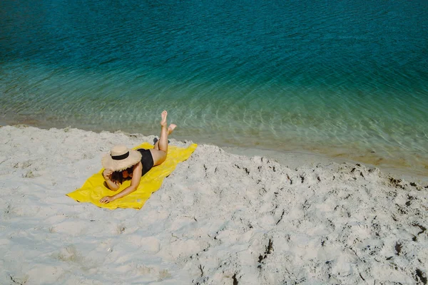 Femme Couché Sur Couverture Jaune Bronzage Sable Plage Concept Vacances — Photo