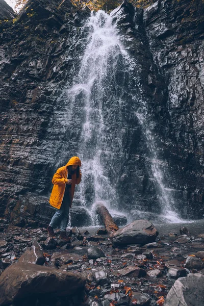 Vrouw Gele Regenjas Bij Herfst Waterval Wandelconcept — Stockfoto