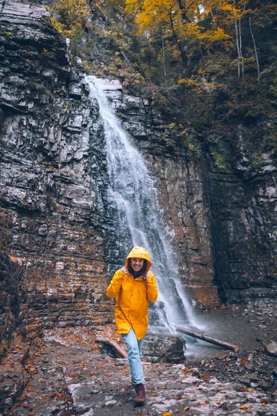 Porträt Einer Frau Gelben Regenmantel Vor Dem Herbstlichen Wasserfall Wanderkonzept — Stockfoto